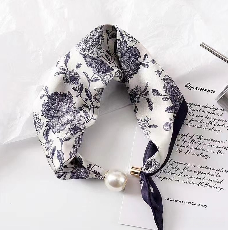 ✨ Effortless Glamour: Pop-On Pearl Necklace Scarf 🧣