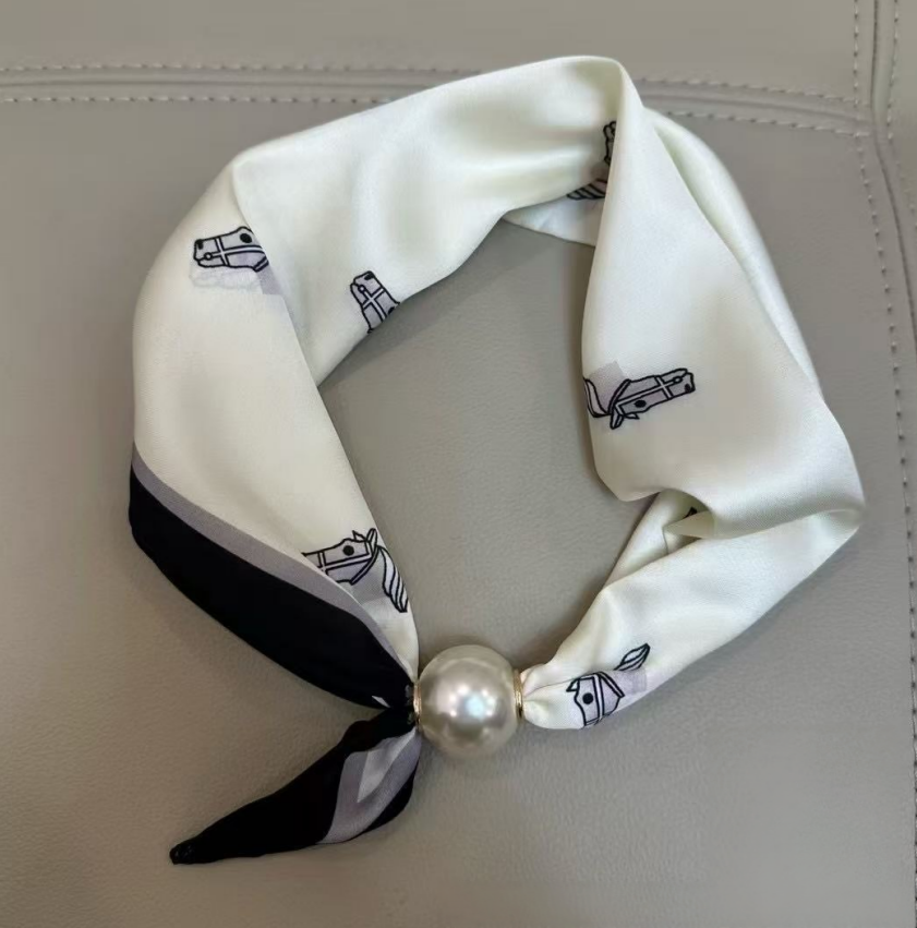 ✨ Effortless Glamour: Pop-On Pearl Necklace Scarf 🧣