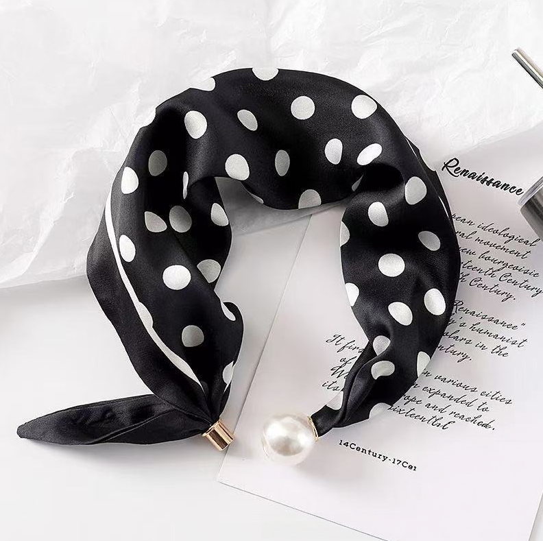✨ Effortless Glamour: Pop-On Pearl Necklace Scarf 🧣