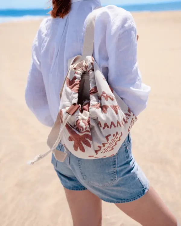 ⏰49% OFF - 🏖️2-in-1 Convertible Towel & Backpack with Inner Zip Pocket & Sand-Repelling Fabric